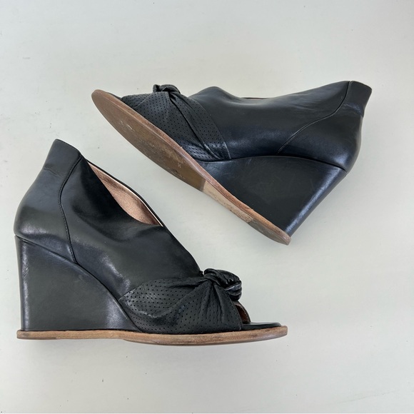 ♦️SOLD♦️BELLE SIGERSON MORRISON Black Leather Slip On Peep Toe Booties Heel Wedg - Picture 7 of 10